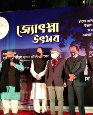 হুমায়ুন আহমেদের ‘জল জোছনা’ এখন চট্টগ্রামের লালদীঘিতে।