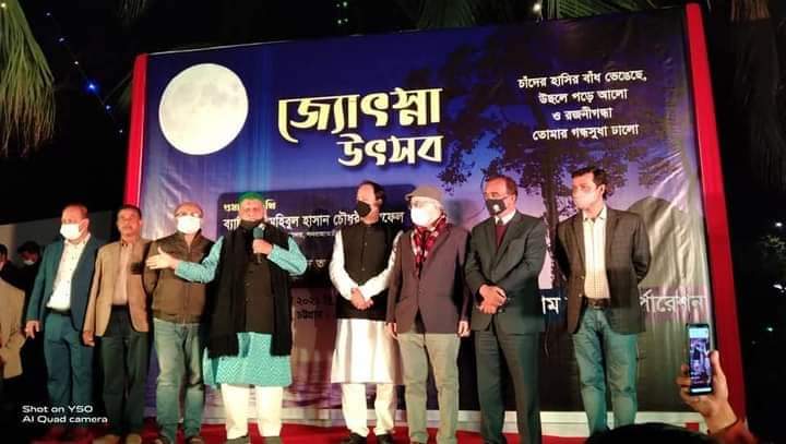 হুমায়ুন আহমেদের ‘জল জোছনা’ এখন চট্টগ্রামের লালদীঘিতে।